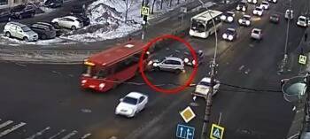 75-летний старичок на «Форде» протаранил автобус в центре Вологды и стал героем видео - vologda-poisk.ru - Вологда