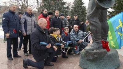 В Пензе почтили память погибших в горячих точках солдат - penzainform.ru - Пенза