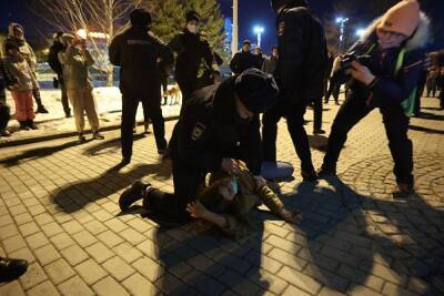 Алексей Навальный - В Екатеринбурге во время антивоенной акции задержали 17 человек - znak.com - Россия - Украина - Екатеринбург