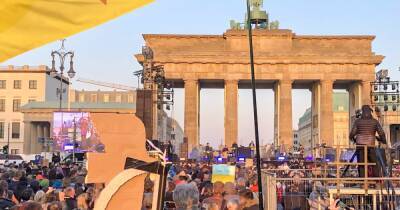 Виталий Кличко - Берлин - В центре Берлина тысячи человек пришли на концерт в поддержку Украины (ФОТО, ВИДЕО) - dsnews.ua - Украина - Киев - Германия - Берлин - Berlin