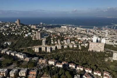 Могло кончиться трагедией: в Хайфе балкон свалился в пропасть - news.israelinfo.co.il