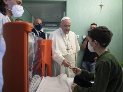 Франциск - Маттео Бруни - Папа Римский Франциск посетил украинских детей-беженцев в римской больнице - unn.com.ua - Россия - Украина - Киев - Италия - Львов - Рим - Ватикан - Ватикан