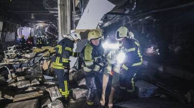Попадание снаряда в ТРЦ в Киеве: пожар потушили - ru.slovoidilo.ua - Украина - Киев - район Подольский, Киев