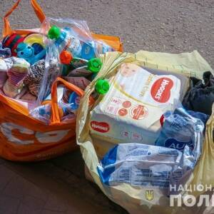 Запорожские полицейские доставили гуманитарную помощь в местные медицинские учреждения. Фото - reporter-ua.com - Запорожье - Запорожье