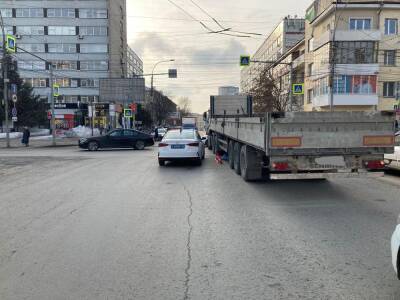 В Новосибирске водитель грузовика насмерть сбил 84-летнюю пенсионерку - sib.fm - Новосибирск - район Центральный, Новосибирск - Скончался