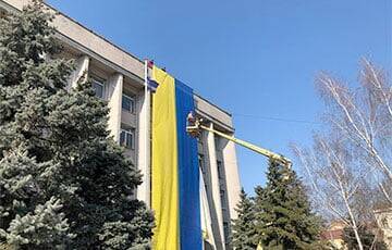 Игорь Колыхаев - В Херсоне на здании горсовета снова вывесили огромный флаг Украины - charter97.org - Украина - Белоруссия - Херсон