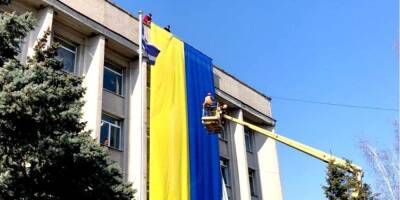 Игорь Колыхаев - На горсовете Херсона снова вывесили огромный флаг Украины — фото - nv.ua - Россия - Украина - Херсон - Херсон