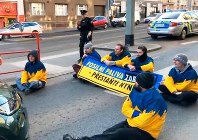 В Праге активисты перекрыли дорогу, чтобы привлечь внимание к способу поддержки Украины - vinegret.cz - Россия - Украина - Чехия - Прага