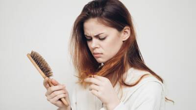 Трихологи назвали главные причины выпадения волос у женщин - rbnews.uk - Twitter