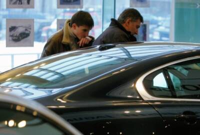 Минпромторг предложил повысить минимальную планку "налога на роскошь" для автомобилей до 10 млн руб. с 3 млн руб - interfax-russia.ru - Россия