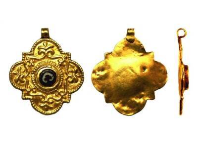 Эмаль средневековой золотой подвески из Новгорода была изготовлена из римской мозаики - polit.ru - Россия - Великий Новгород
