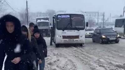 Воронежцы сняли на видео застрявшую в снегу маршрутку - vestivrn.ru - Воронеж