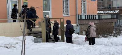 В Петрозаводске выстроились очереди у отделений банка, попавшего под западные санкции (ФОТОФАКТ) - stolicaonego.ru - Россия - Украина - Петрозаводск - республика Карелия