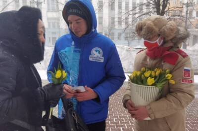 Волонтеры поздравили женщин с наступающим праздником в Хабаровске - hab.aif.ru - Россия - Хабаровский край - Хабаровск