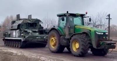 В Сети разоблачили фейк с "тащущим танк украинским трактором" - ren.tv - Россия - Украина