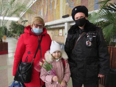 На вокзале в Твери транспортные полицейские провели праздничную акцию - afanasy.biz - Россия - Тверь