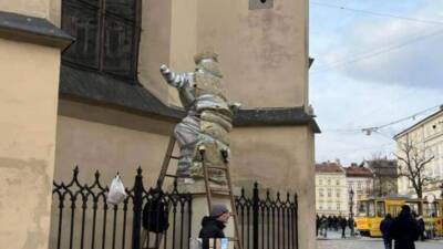 Во Львове статуи обматывают поролоном: готовятся к возможной атаке на город - vedomosti-ua.com - Украина - Львов