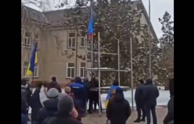 Луганщина - это Украина: В Старобельске местные жители сорвали и сожгли флаг оккупантов - vchaspik.ua - Украина - ЛНР - Старобельск