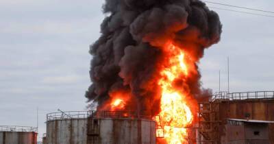 Более 10 подразделений МЧС тушат пожар на нефтебазе в Луганске - ren.tv - Луганск