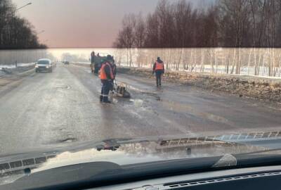 Власти Башкирии прокомментировали жалобу на рабочих, укладывающих асфальт в лужи - ufacitynews.ru - Башкирия - район Ишимбайский