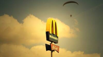 Крис Кемпчински - «Макдоналдс» временно закроет все рестораны в России - penzainform.ru - Россия - США - Украина - Франция