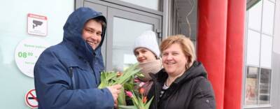 В Электрогорске женщинам подарили букеты тюльпанов в честь праздника - runews24.ru - Россия - Электрогорск