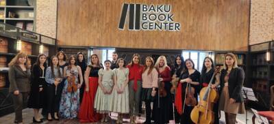 Музыка среди книг – подарок от юных талантов (ФОТО) - trend.az - Азербайджан - Баку