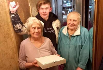 Подростки из Соснового Бора 8 марта подарили одиноким пенсионеркам пироги - online47.ru - Ленинградская обл.