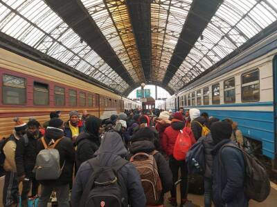 "Первый гуманитарный коридор в действии": около 900 человек, эвакуированных из Сум, прибыли во Львов - vchaspik.ua - Украина - Львов - Польша - Сумы