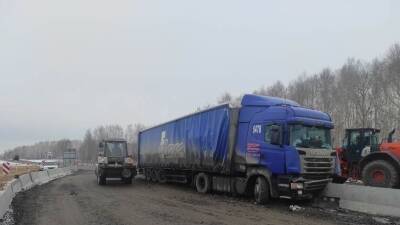 На трассе Тюмень — Омск ограничено движение из-за фуры, въехавшей в ограждение - nashgorod.ru - Тюмень - Югра - Омск