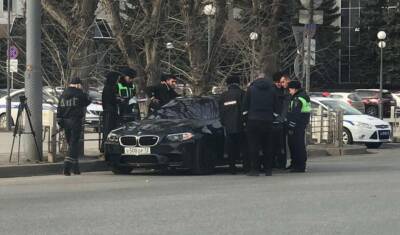 Наглухо затонированный BMW осматривали сразу 4 сотрудника ДПС в центре Тюмени - nashgorod.ru - Тюмень - Тюменская обл. - Омск