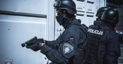 Убийство возле ТЦ Akropole Alfa: подозреваемого задержал спецназ полиции - rus.delfi.lv - Латвия
