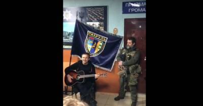 Святослав Вакарчук - Сергей Гайдай - Вакарчук спел перед полицейскими под звуки артиллерийской канонады (видео) - focus.ua - Украина - Луганская обл. - Луганск