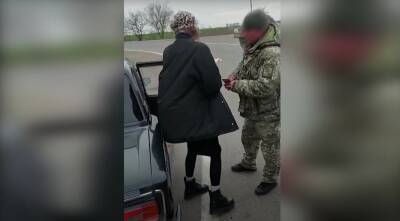 Мужчина в женском наряде решил перейти границу: видео инцидента в Одесской области - politeka.net - Москва - Украина - Молдавия - Николаев - Одесса - Одесская обл. - Белгород