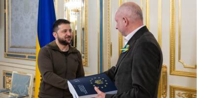 Владимир Зеленский - Шарль Мишель - Денис Шмыгаль - Матти Маасикас - Зеленский передает послу ЕС заполненную анкету-опросник для получения Украиной статуса кандидата на вступление в Евросоюз — видео - nv.ua - Россия - Украина - деревня Ляен