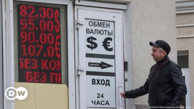Россияне столкнулись с нехваткой валюты в отделениях банков после старта продаж - smartmoney.one - США