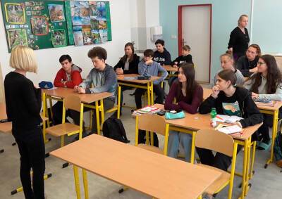 Джордж Сорос - В Праге учительница на уроке распространяла российскую пропаганду о событиях в Украине - vinegret.cz - Россия - США - Украина - Киев - Луганская обл. - Чехия - Прага - Донецкая обл.