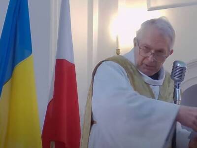 Польский священник во время службы спел вместе с прихожанами "Ой, у лузі червона калина", пританцовывая и дирижируя. Видео - gordonua.com - Россия - Украина - Новосибирск - Польша - Красноярск - Варшава