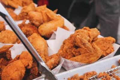 Нижегородский KFC оштрафовали на 50 тысяч рублей за рекламу жареной курочки - smartmoney.one