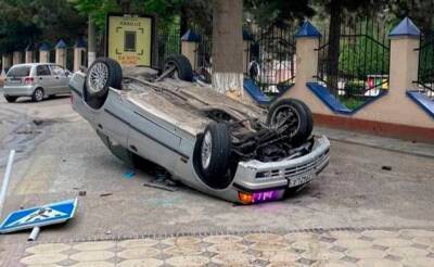 В Ташкенте водитель BMW превысил скорость, автомобиль влетел в дерево и перевернулся. Все это произошло возле входа в лицей. Видео - podrobno.uz - Узбекистан - Ташкент - район Мирзо-Улугбекский - Tashkent