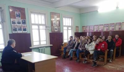 Александр Денисов - На станции Кунгур сотрудники транспортной полиции провели урок-экскурсию для студентов сельхозколледжа - iskra-kungur.ru - Россия - Пермь