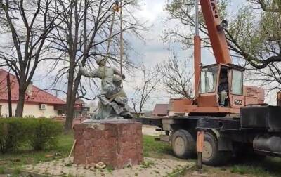 Георгий Жуков - В Черновцах демонтировали два советских памятника - korrespondent.net - Украина - Харьков - Черновцы - Ровно