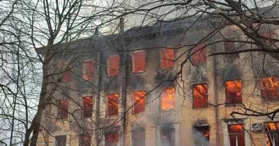 Потушить не получается: в тверском НИИ из-за пожара обвалилась крыша (фото) - focus.ua - Россия - Украина - Тверь