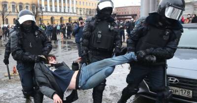 В Москве мужчину обвинили в несанкционированном митинге из-за кроссовок цвета флага Украины (фото) - focus.ua - Москва - Украина - Москва