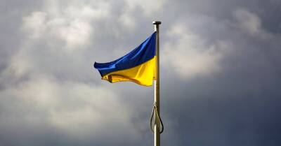 Под Сигулдой мужчина украл два флага Украины. За это его наказали общественными работами - rus.delfi.lv - Россия - Украина - Рига - Латвия