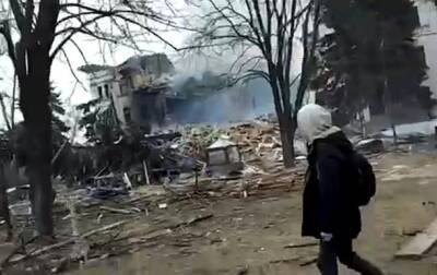 Появилось новое видео первых минут после бомбардировки театра в Мариуполе - korrespondent.net - Россия - Украина - Германия - Мариуполь - Мариуполь