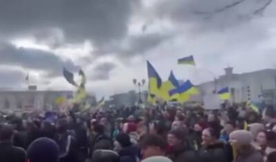 "Русский мир" со слезоточивым газом: в Херсоне люди вышли на митинг против псевдореферендума - politeka.net - Украина - Херсон - Херсон