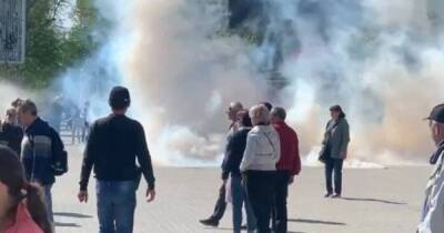 ВС РФ разогнали митинг в Херсоне: в людей кидали светошумовые гранаты (фото, видео) - focus.ua - Россия - Украина - Херсон - Херсонская обл.