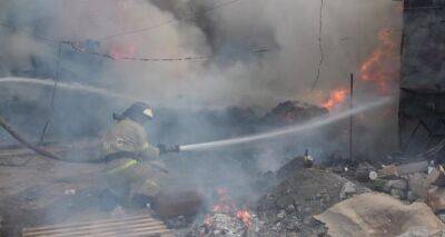В Луганске ликвидировали крупный пожар на складе. Была опасность возгорания ГСМ. ФОТО - cxid.info - Луганск