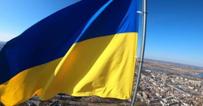 На телебашне в Даугавпилсе поднят украинский флаг - rus.delfi.lv - Украина - Латвия
